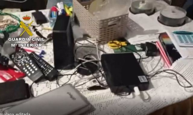 Material intervenido por agentes de la Guardia Civil a un hombre de 47 aos con numerosos archivos con contenido de pornografa infantil