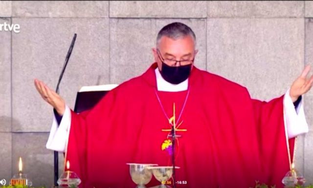 El nuevo obispo diocesano de Almera, Antonio Gmez Cantero, oficia la misa de La 2 el pasado fin de semana