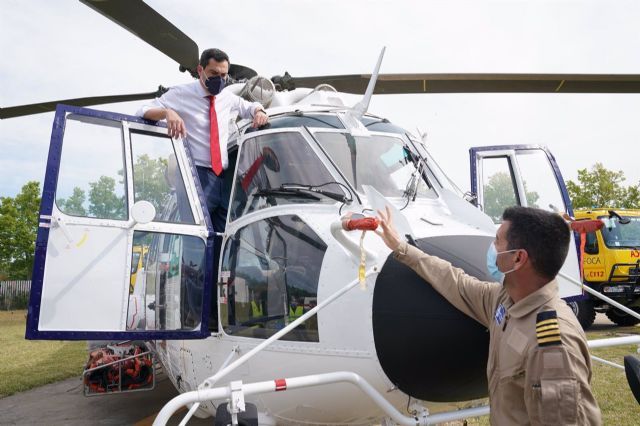 El presidente de la Junta, Juanma Moreno, en uno de los tres nuevos helicpteros para el Infoca