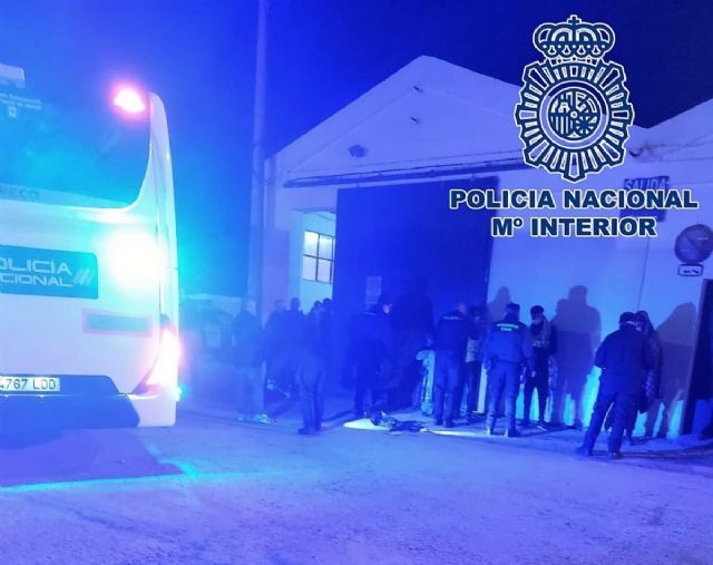 Inmigrantes custodiados por agentes de Polica Nacional y Guardia Civil