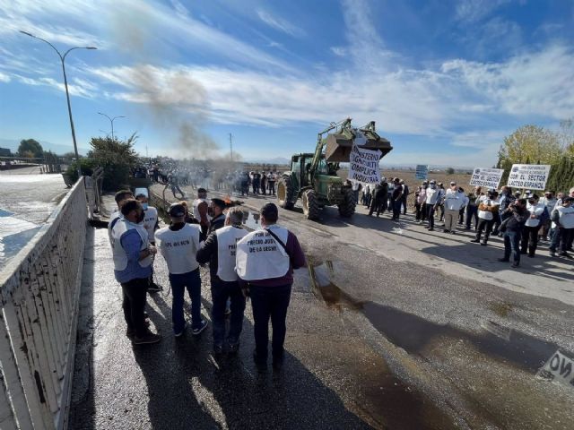 Ganaderos queman neumticos a las puertas de Lactalis Puleva, en Granada, para reclamar precios justos en la leche
