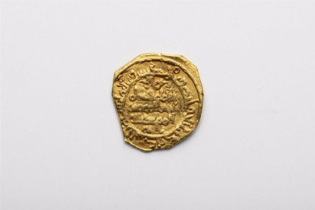 Una de las monedas de la poca de los reinos de taifas comprados por la Junta y expuestos en el Arqueolgico de Crdoba