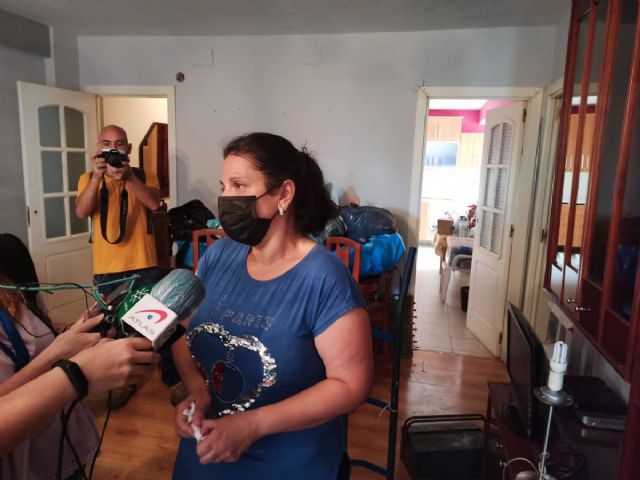 La mujer afectada por el desalojo de junio momentos antes de la llegada de la Guardia Civil