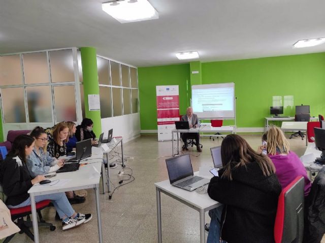 FAMP arranca en Bonares (Huelva) el plan europeo para reducir la brecha digital en mujeres del mundo rural