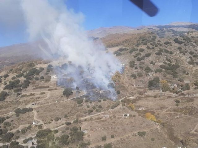 El Infoca trabaja en la extincin de un incendio forestal en Soportjar (Granada)