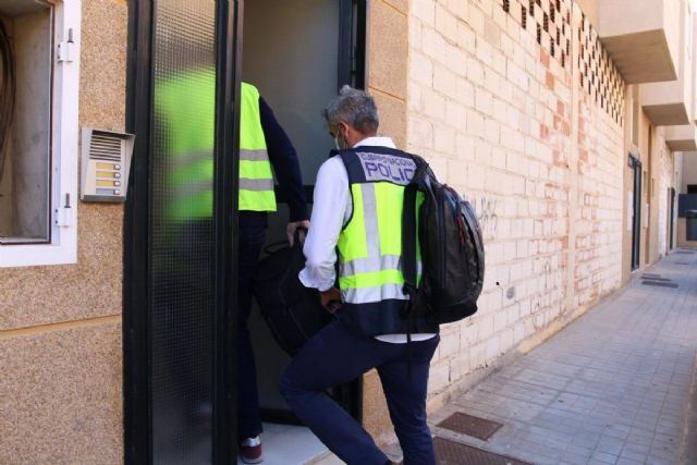 Polica Nacional entra en el inmueble donde han fallecido una mujer y sus dos hijos menores en Almera. - Rafael Gonzlez - Europa Press