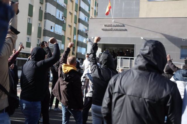 Manifestantes de la huelga del metal ante la Comisara de Polica en Cdiz en el tercer da de huelga