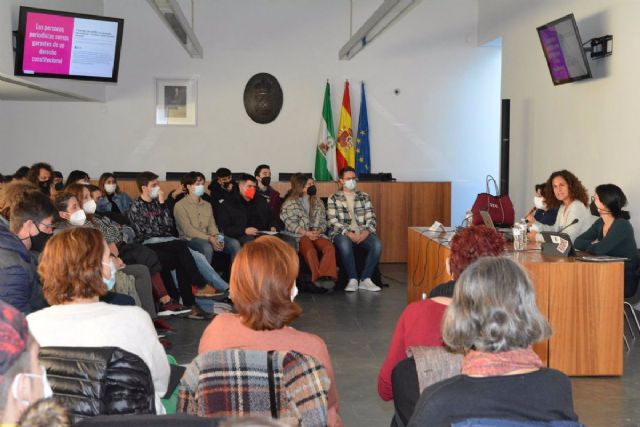 Jordada formativa organizada por el Ayuntamiento de Tomares como acto previo al 25N y a la que han asistido estudiantes y profesionales de la Comunicacin
