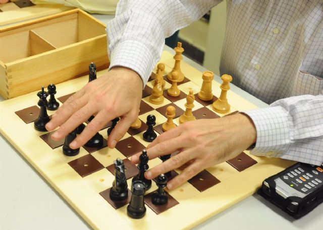 Tablero de ajedrez para personas invidentes