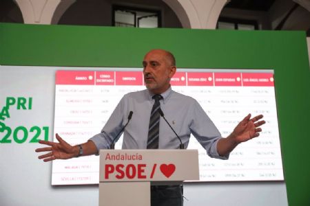 Luis ngel Hierro, en una foto de archivo tras las primarias para elegir candidato a la Junta por el PSOE-A