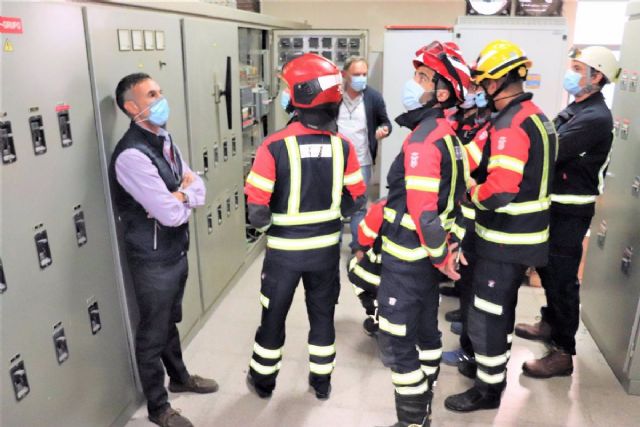 Los responsables de Mantenimiento y de Prevencin de Riesgos Laborales del hospital muestran la central elctrica a bomberos y mandos de intervencin