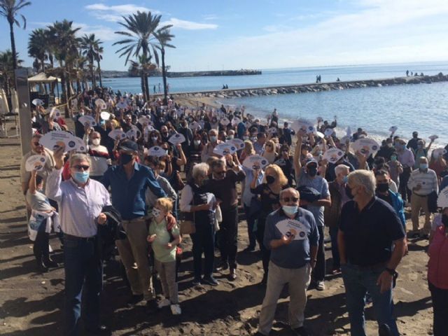 Marcha en Marbella para pedir agilizar actuaciones para regenerar las playas del municipio