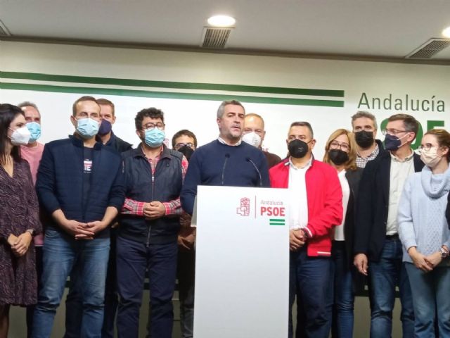 En el centro, Juan Antonio Lorenzo, recin elegido secretario general del PSOE de Almera