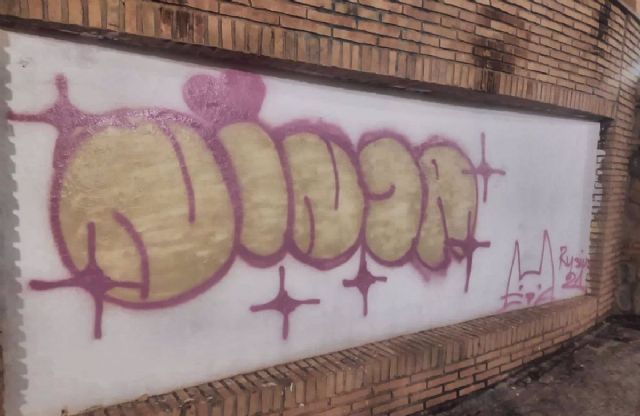 Grafiti en el embarcadero del Genil por el que se ha detenido a una joven