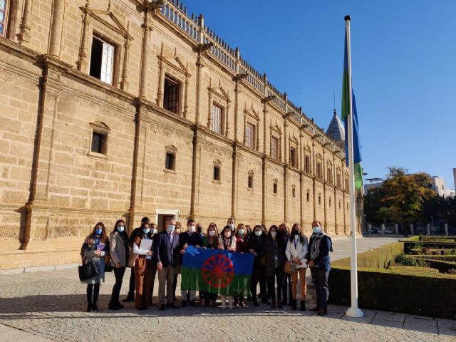 La bandera gitana ondea en el Parlamento para conmemorar el Da de la Andaluca Gitana