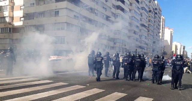 Agentes de la Polica en los disturbios de este martes en Cdiz