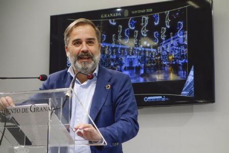 El concejal de Mantenimiento y Medio Ambiente de Granada, Jacobo Calvo, presenta el alumbrado especial con el que contar la ciudad esta Navidad