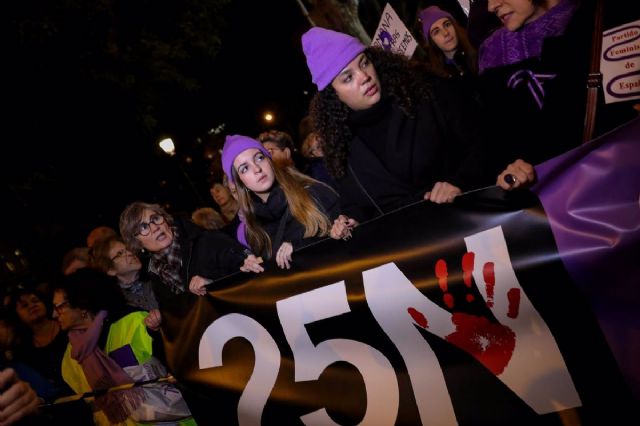 Varias mujeres sostienen una pancarta en la que se lee 25N en una manifestacin por el Da Internacional de la Eliminacin de la Violencia contra la Mujer, foto de archivo - Jess Helln - Europa Press