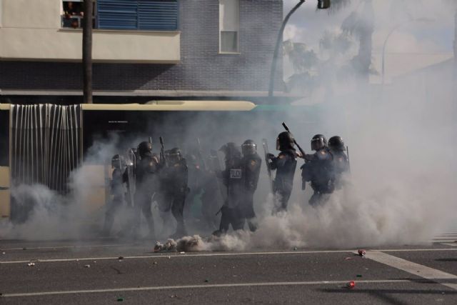 Policas cargan contra los estudiantes que se han manifestado en apoyo al sector del metal a 23 de noviembre 2021 en Cdiz (Andaluca) - Nacho Frade - Europa Press