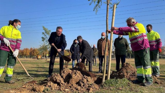 El alcalde de Sevilla, Juan Espadas, y el delegado de Transicin Ecolgica, David Guevara, han iniciado la campaa de plantaciones en el Parque Vega de Triana