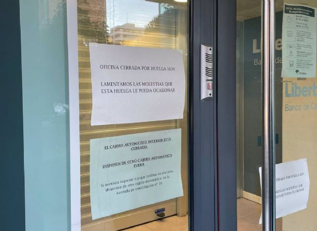 Oficina de Liberbank (Unicaja) en Titanes (Madrid) cerrada por la huelga general del 26 de noviembre de 2021