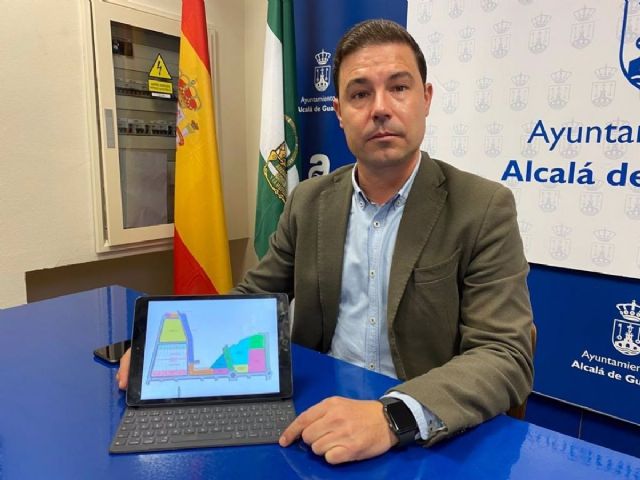 El delegado de Urbanismo del Ayuntamiento de Alcal de Guadara (Sevilla), Jess Mora, ha presentado la nueva reparcelacin de la zona Sur y Este de la ciudad