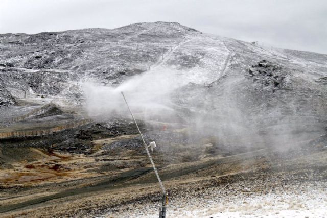 La estacin de esqu de Sierra Nevada activa el sistema de nieve producida