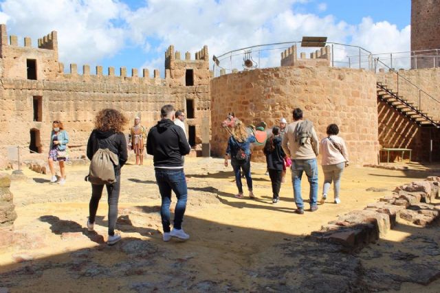 Turistas en el Castillo de Baos de la Encina