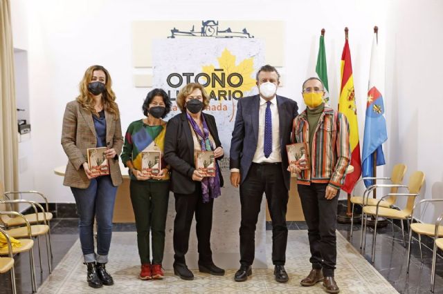 El alcalde de La Rinconada, Javier Fernndez, acompaado de los autores de Al Amparo del feminismo, Amparo Rubiales y Octavio Salazar