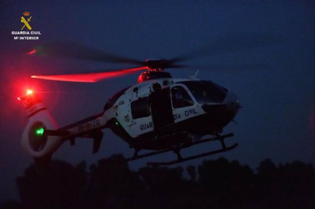 Un helicptero de la Guardia Civil durante su bsqueda en Herrera (Sevilla)