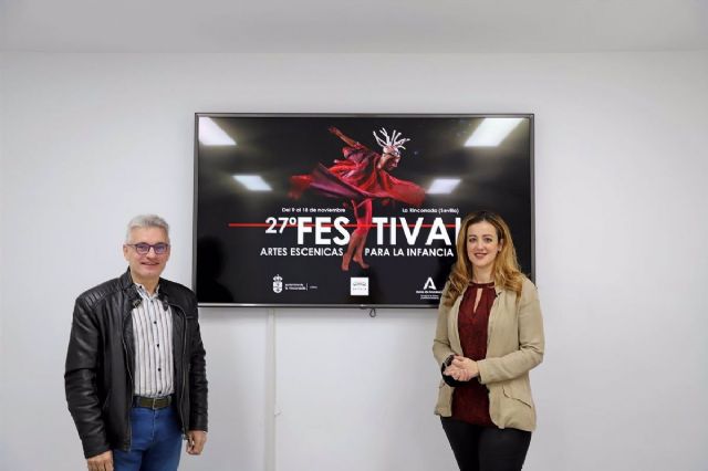 Los delegados de Cultura y Educacin de La Rinconada, Raquel Vega y Antonio Marn, respectivamente, junto con la imagen del Festival