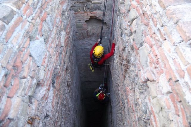 El grupo de rescate en altura del Real Cuerpo de Bomberos de Mlaga ha accedido a dos pozos del conjunto monumental de la Alcazaba y Gibralfaro de Mlaga