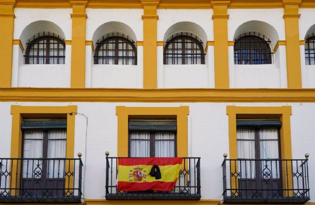 Banderas de Espaa con crespones negros en algunos balcones de Sevilla a 13 de abril del 2020 - Eduardo Briones - Europa Press