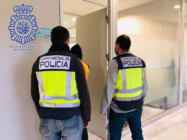 Actuacin de la Polica Nacional para detener al presunto autor de un apualamiento en Rochelambert, en Sevilla