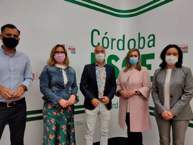 Hurtado (centro) y Crespn (dcha.), junto a otros representantes del PSOE por Crdoba en las Cortes, en la sede de su partido
