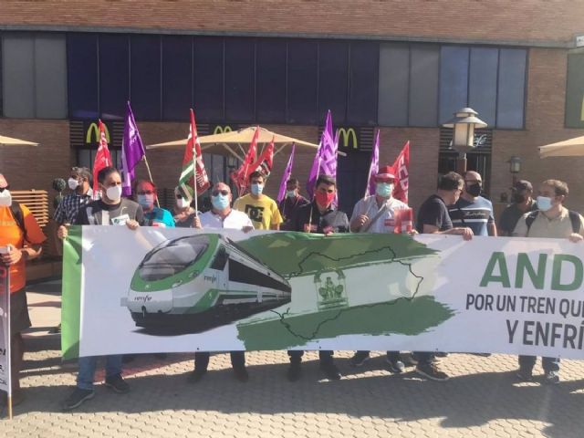 Concentracin en defensa de un sistema ferroviario pblico convocada por las plataformas Por el Tren de Andaluca en la Estacin de Santa Justa de Sevilla