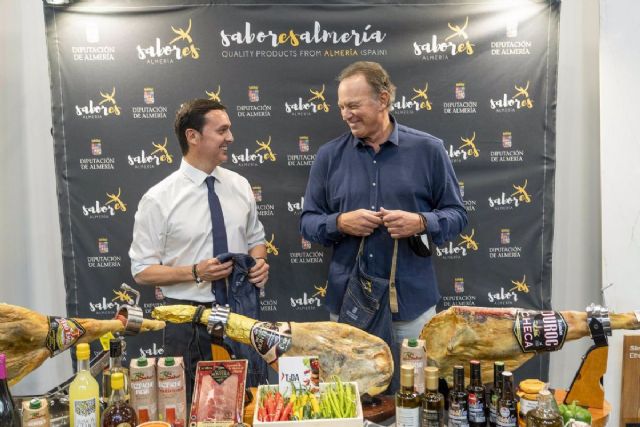 Javier Aureliano Garca y Bertn Osborne en el Saln Gourmets en Madrid