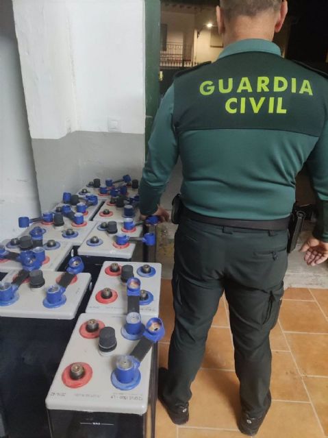 Guardia civil tras el robo de bateras acumuladoras de un repetidor de telefona