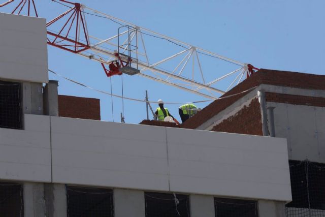 Dos obreros trabajan en la construccin de un edificio - Marta Fernndez Jara - Europa Press
