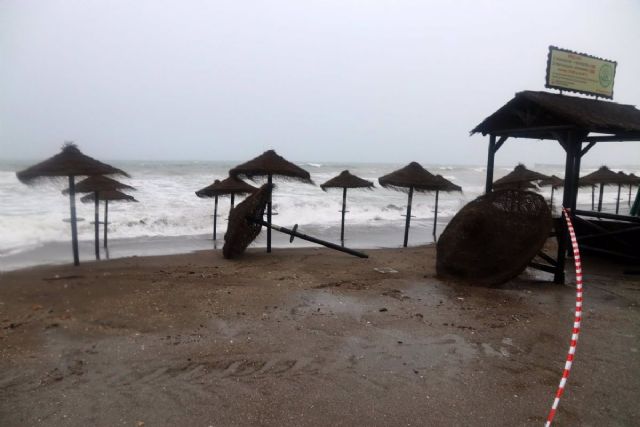 Destrozos en una playa por la borrasca Filomena a su paso por Mlaga - lex Zea - Europa Press