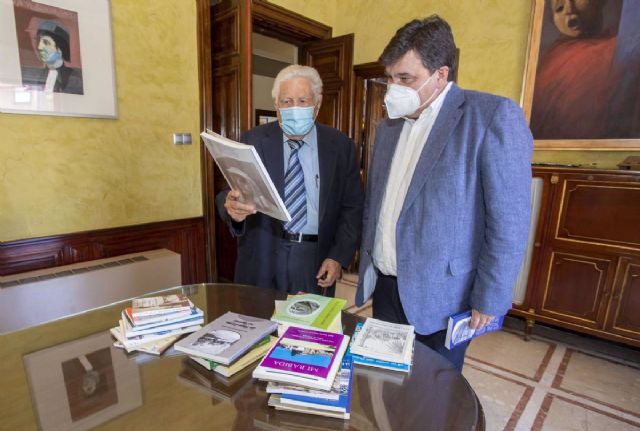 El escritor y presidente de la Real Sociedad Colombina Onubense, Jos Mara Segovia Azcrate, entrega parte de su obra cultural al Ayuntamiento de Huelva