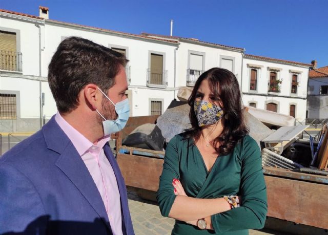 Purificacin Joyera habla con el alcalde de Alcaracejos ante enseres que han quedado inservibles tras la anegacin de viviendas por la DANA del 22 de septiembre