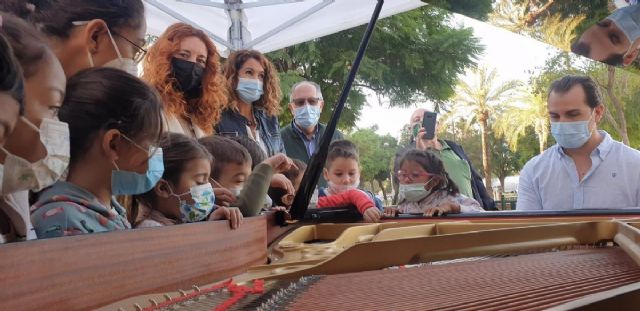 Msica de piano en la calle para los nios de la Macarena