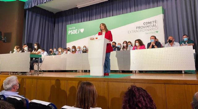Vernica Pez ante el comit provincial del PSOE