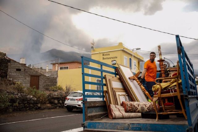 Traslado de efectos ante el avance de la lava en La Palma - Kike Rincn - Europa Press