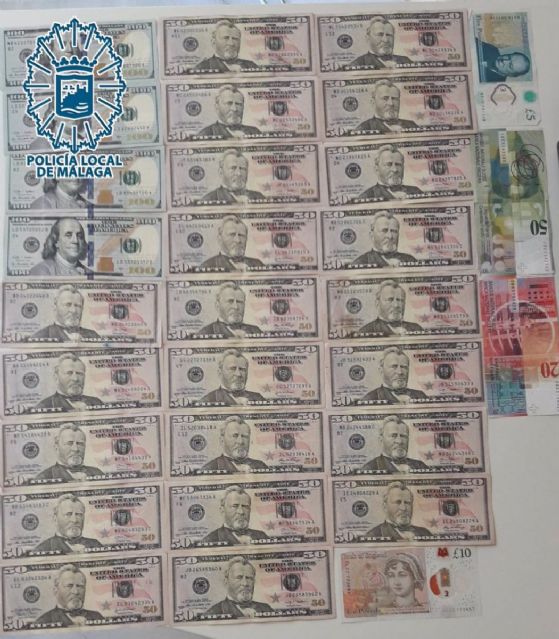Una vecina entrega a la Polica Local una carpeta con documentacin y ms de 1.300 euros en moneda extranjera encontrada en la calle