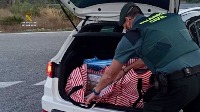 Un agente de la Guardia Civil intercepta droga en el maletero de un coche