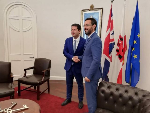 El alcalde de La Lnea, Juan Franco, con Fabian Picardo
