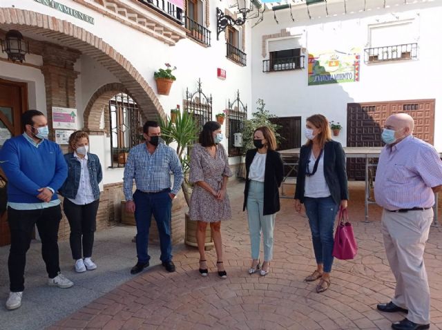La delegada del Gobierno andaluz en Mlaga, Patricia Navarro, en una visita al municipio malagueo de Alcaucn