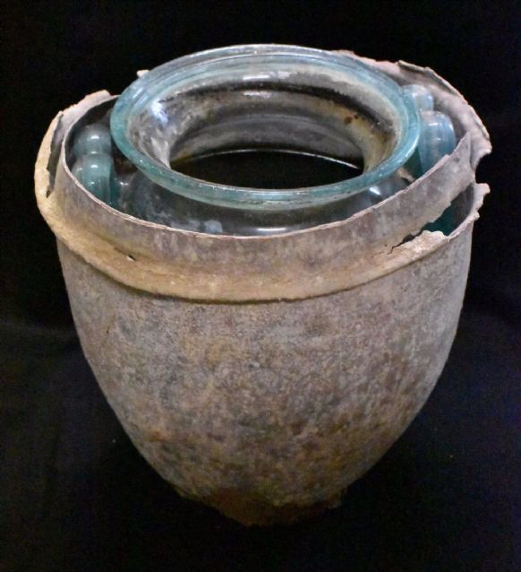 Urna funeraria recuperada del mausoleo subterrneo de Carmona